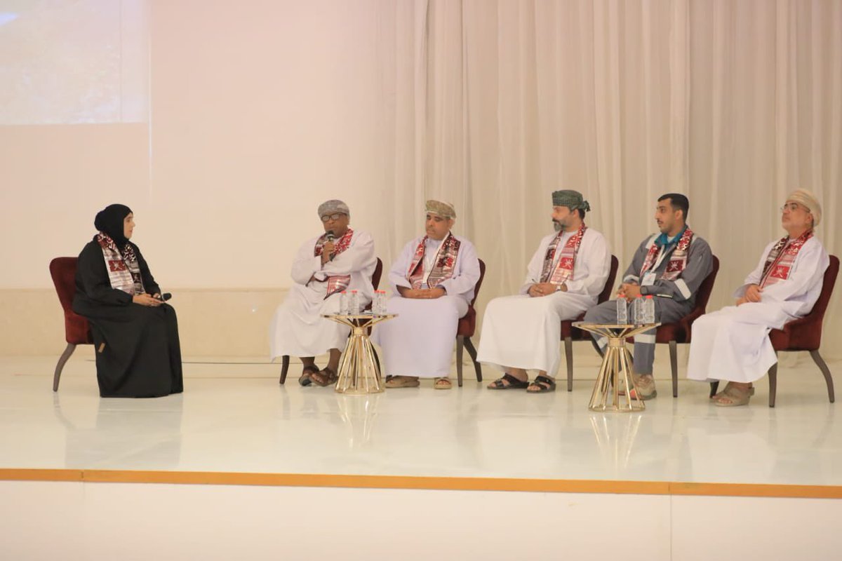 madenavoice's tweet photo. تحت رعاية سعادة محمد بن سليمان الكندي، محافظ شمال الباطنة، وبحضور سعادة الشيخ الدكتور سلطان بن عبدالله بن صالح البطاشي، والي صحم، وعددٍ من أصحاب السعادة الولاة، والمهندس عبدالله بن محمد بن يحيى الهدابي، مدير عام الثروة الزراعية والسمكية وموارد المياه بشمال الباطنة، ومديري العموم، وممثلي الجهات الحكومية والخاصة، نظّمت دائرة موارد المياه بالمديرية ندوة بعنوان: "الأمن المائي"، والتي تهدف إلى مناقشة استدامة الموارد المائية والبحث عن البدائل للمياه الجوفية.

تضمنت الندوة حلقتي نقاش؛ تناولت الأولى موضوع "ثروة مائية مستدامة"، وناقشت التقنيات الحديثة ودورها في استدامة المياه الجوفية، واستكشاف البدائل، وتقليل الاعتماد عليها.
أما الجلسة الثانية فركزت على الفرص الاستثمارية في القطاع المائي، واستعرضت التحديات التي تواجه المستثمرين، والفرص المتاحة بالمحافظة في هذا القطاع الحيوي.

وفي ختام الندوة، قام راعي المناسبة بتكريم المشاركين والمساهمين في جلسات النقاش تقديرًا لجهودهم في دعم استدامة الموارد المائية وتعزيز الشراكة بين القطاعين العام والخاص.

#شاهد_الصور 
#صوت_صحم_للإعلام 
https://t.co/2wsAr2WREU

https://t.co/io0ksuwWXC

#تغطية 
#صوت_صحم_للإعلام