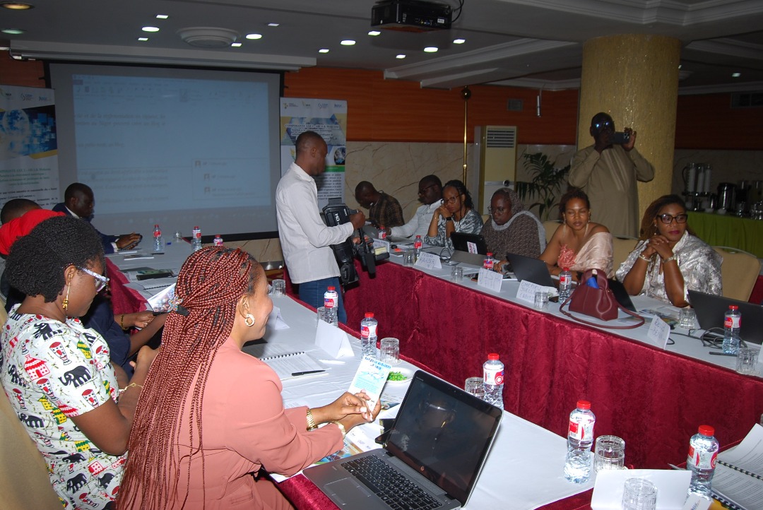 ablogui's tweet image. Les 6-7 nov 2025 à Cotonou, @cireass a représenté l’#ABLOGUI à l’atelier sur le Statut du Blogueur et la création de la FOBAF. La 🇬🇳 décroche la responsabilité de la Communication au sein du CA — une reconnaissance du rôle clé de l’ABLOGUI dans le blogging francophone.🌍
#kibaro