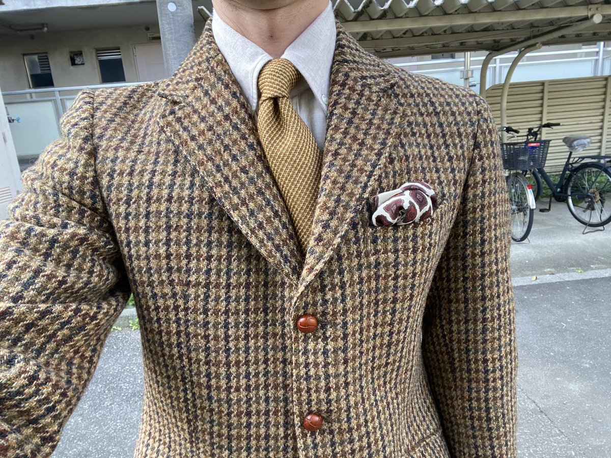 my_zng's tweet photo. 60年代のビンテージハリスツイードジャケットを着用。着古されていてツイード良い味に。斜めについた腰ポケット、三つボタンの浅めVゾーンが特徴的ですね。
フェドラハットを合わせてカントリー感を落ち着かせています。
#harristweed #fendi #beamsf #incotex #taninocrisci #bordalino #古着 https://t.co/uPeexA2S82