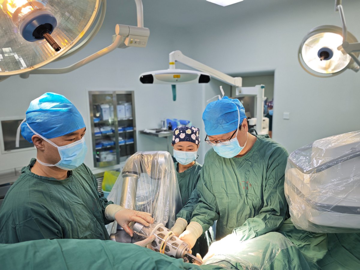 DailyBeijing's tweet image. A 107-year-old #patient in #Beijing successfully underwent minimally invasive hip #surgery with the assistance of an orthopedic surgical robot. The 30-minute procedure resulted in minimal blood loss, with the patient maintaining stable vital signs and recovering well afterwards.