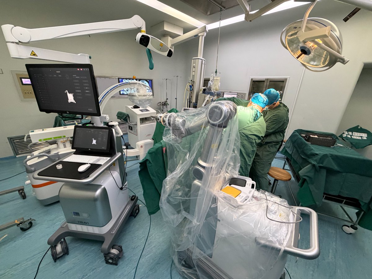 DailyBeijing's tweet image. A 107-year-old #patient in #Beijing successfully underwent minimally invasive hip #surgery with the assistance of an orthopedic surgical robot. The 30-minute procedure resulted in minimal blood loss, with the patient maintaining stable vital signs and recovering well afterwards.