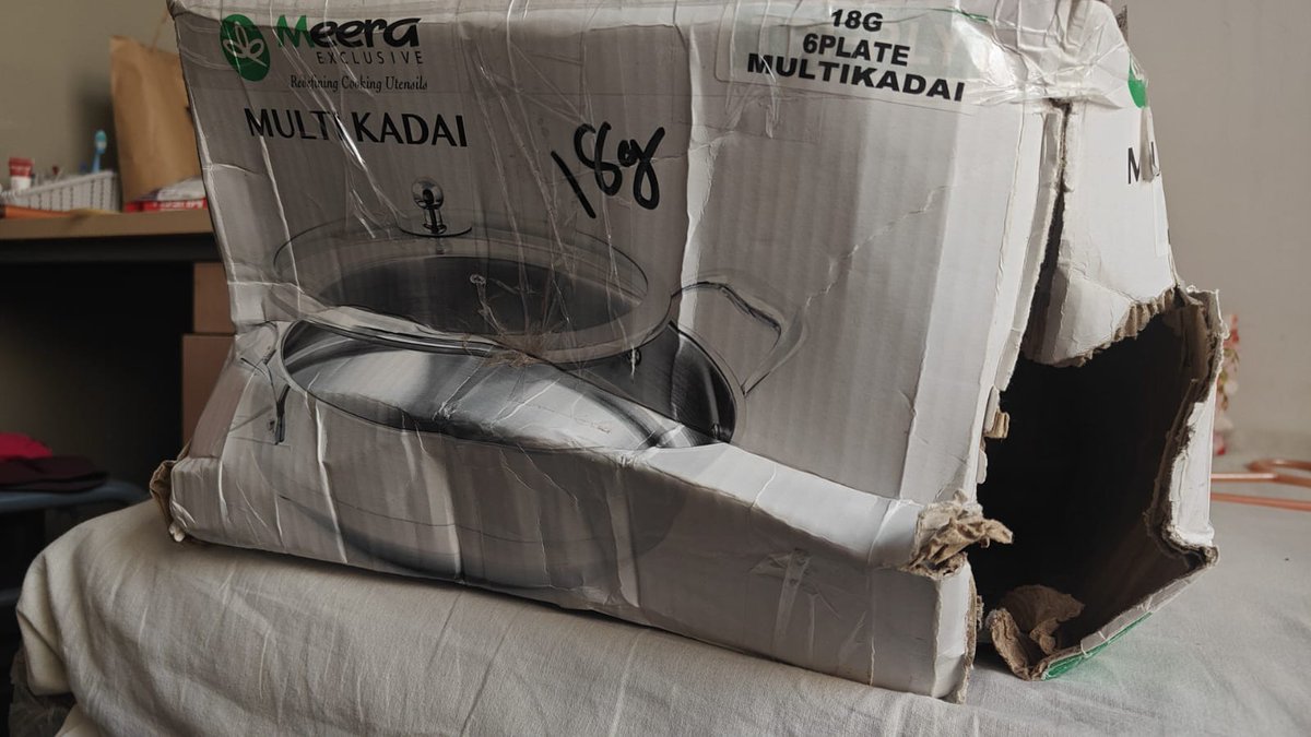 PuruAgar99's tweet photo. @jagograhakjago @DTDCIndia 
I sent a parcel to Greater Noida with some home cooked snacks for my sister. Not only the box was severely damaged,some food packets were missing aa well. Extremely poor service and staff. https://t.co/qVa8oPWK1g