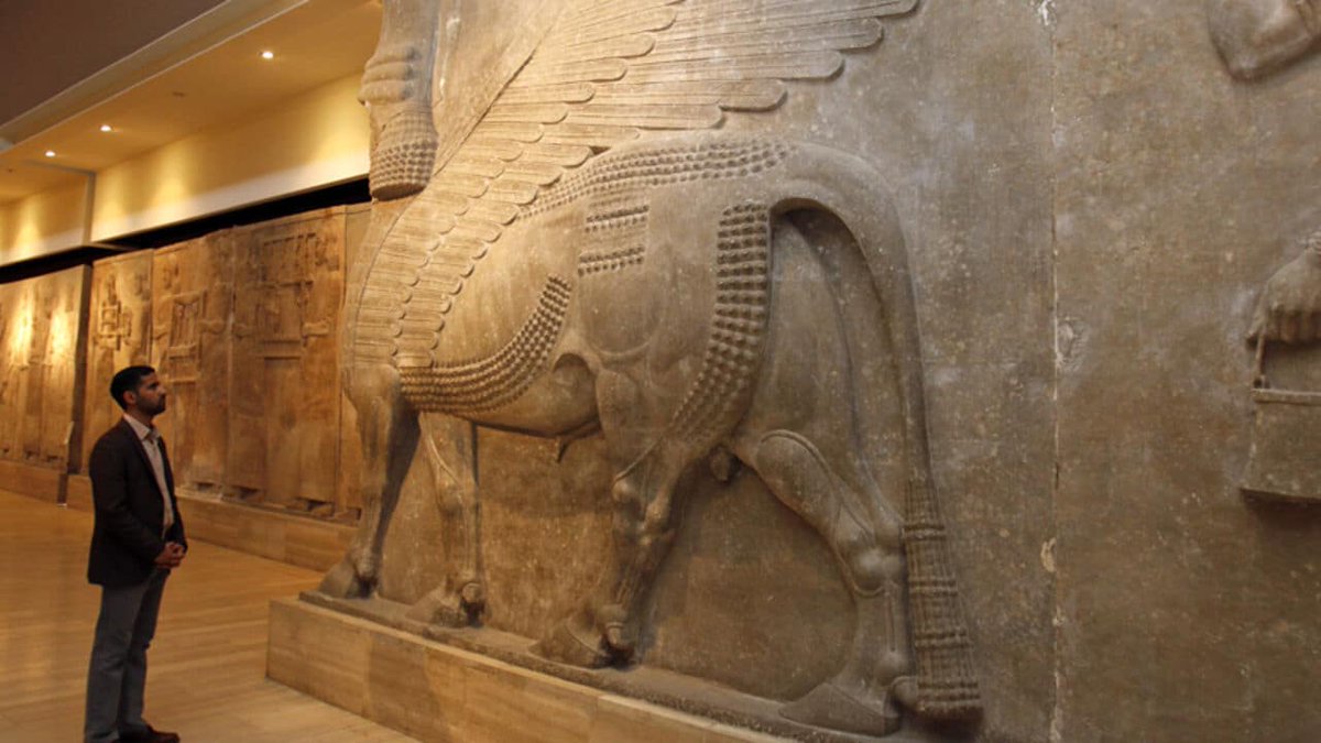 لا يوجد أرض کـ أرض العراق -🇮🇶

ما على العراق ومافي باطنه :
آثار - نفط - غاز - معادن - زفت - كبريت - نحاس -الزئبق والزنك والرصاص - الكوارتز - مياه جوفية
- الفوسفات - اليورانيوم - الفضه - الأنهار - الأهوار 

كما إن العراق مختلف عن العالم وغني بالتاريخ والزراعة والنخيل والطبيعة