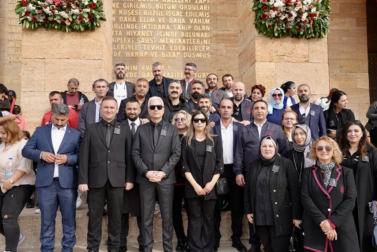 irfan_demet's tweet photo. Atamızın ebediyete intikalinin 87.yıl dönümünde İETT olarak yöneticilerimiz ve 51 Kaptan Şoförümüz ile onun huzuruna geldik… 

Hatırası umudumuzu çoğaltır, yolumuzu #aydınlatır 

‘Açtığın yolda, gösterdiğin hedefe’ durmadan yürümeye devam edeceğiz.

#İETT
#10Kasım https://t.co/sBrV0ctY0c