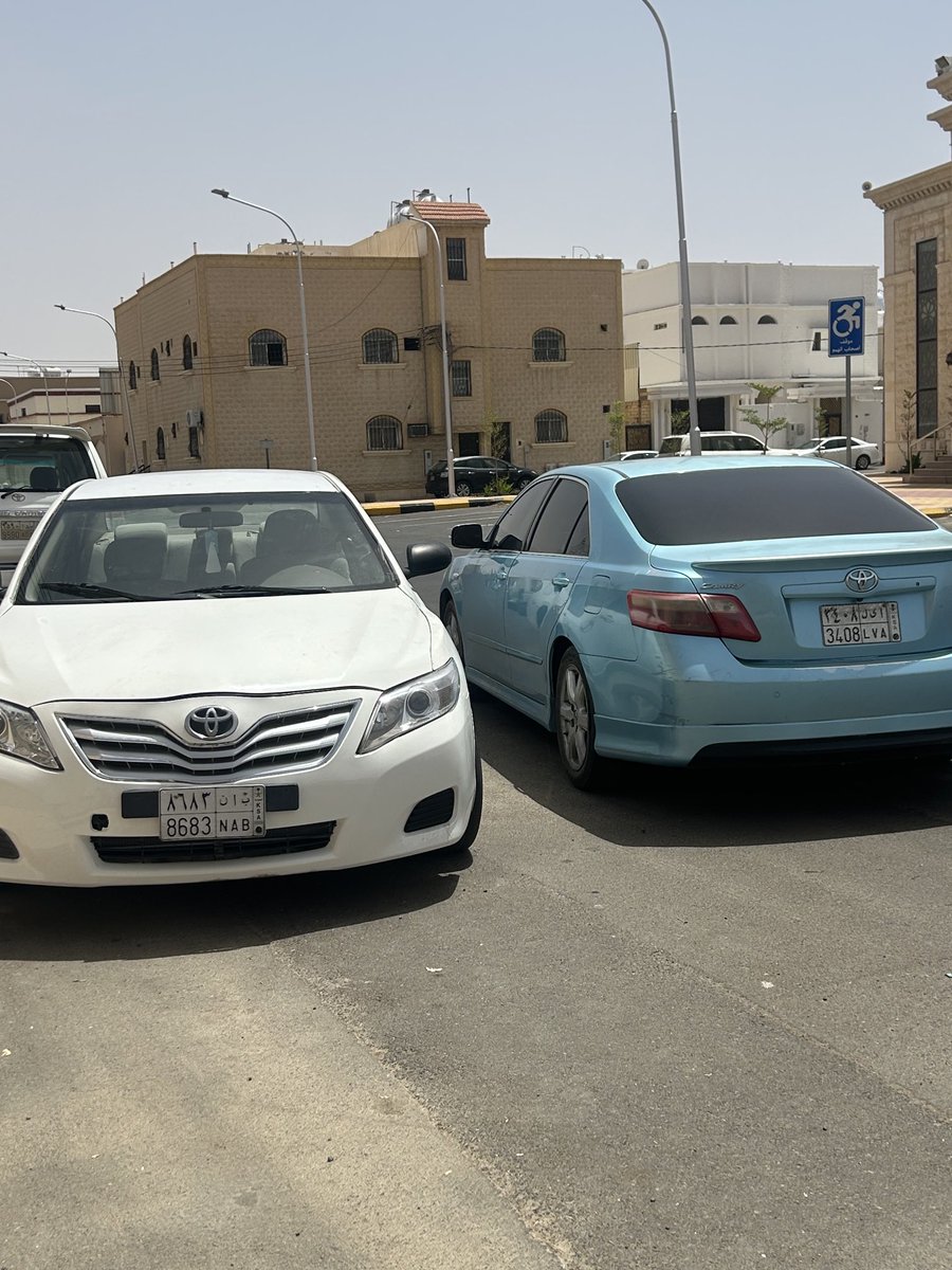 اجعل السيارة البيضا مضللة وعليها حرف m