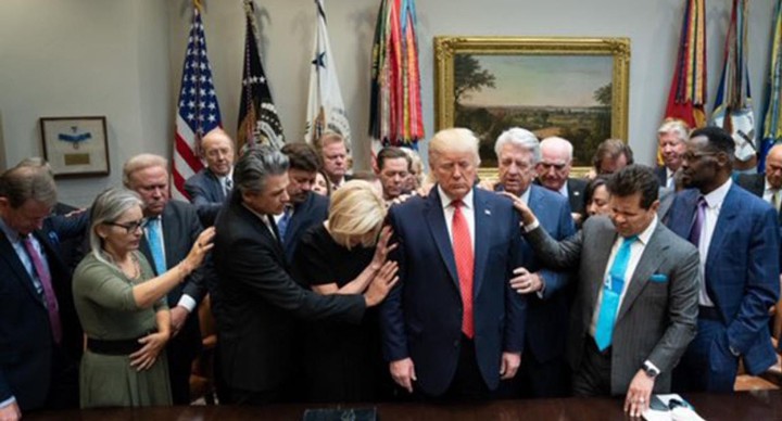 Mamertos0's tweet image. El fascismo detesta la ciencia, la cultura y la intelectualidad, aborrece la justicia por eso niegan el cambio climático, arremete contra la educación pública y odia la justicia social. Por eso siempre lo verás del lado de la religión hablando de Dios y libertad cuando en…