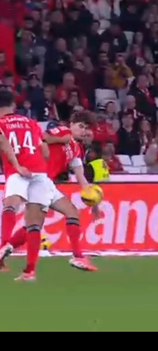 "Braço junto ao corpo. Em posição natural."
A desonestidade dos analistas de arbitragem encartilhados não tem limite.