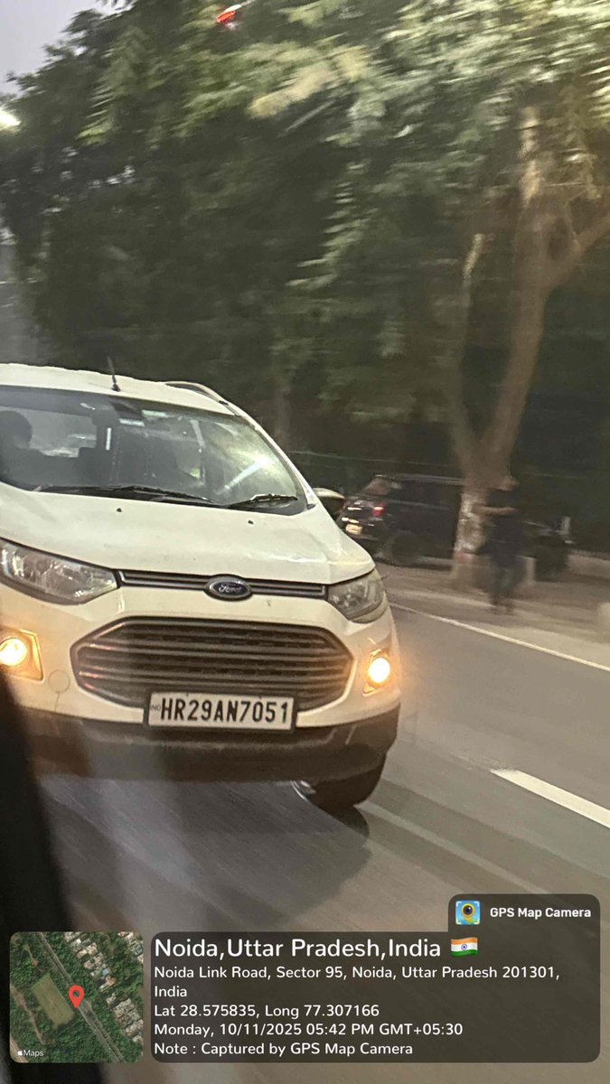 pixelpaw's tweet photo. Rear number plate hidden with number guard to avoid identification. @Noidatraffic @noidapolice https://t.co/kRuZgHv5ZB