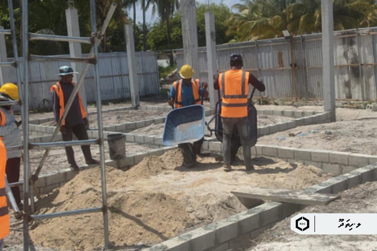 rdcmaldives's tweet photo. ޕަބްލިކް ސެކްޓަރ އިންވެސްޓްމަންޓް ޕްރޮގްރާމްގެ ދަށުން ލ. ހިތަދޫ ޕޮލިސް ޕޯސްޓުގެ މަސައްކަތްތަކުގެ ތެރެއިން ބޭސްމަންޓް ބެކް ފިލިންގ އަދި ކޮލަމް ހެކިންގގެ މަސައްކަތް ދަނީ ކުރަމުން.

#TeamRDC https://t.co/OT0PqdFhRZ