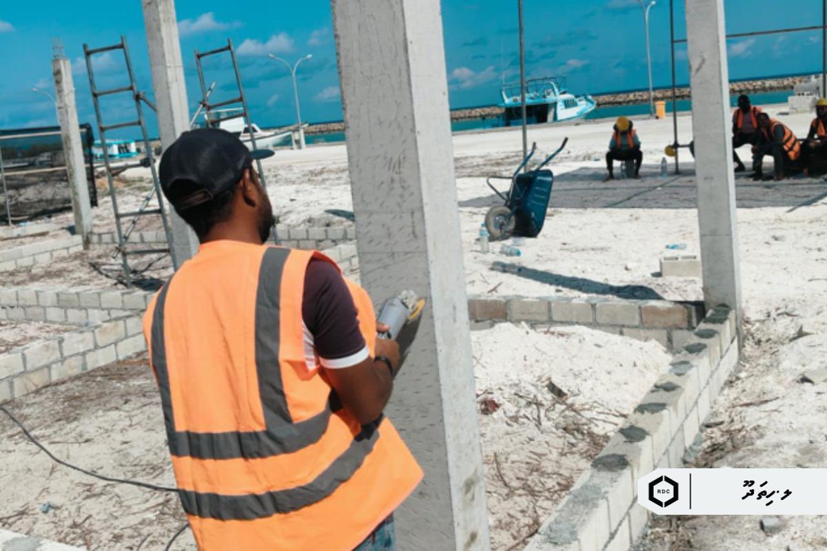 rdcmaldives's tweet photo. ޕަބްލިކް ސެކްޓަރ އިންވެސްޓްމަންޓް ޕްރޮގްރާމްގެ ދަށުން ލ. ހިތަދޫ ޕޮލިސް ޕޯސްޓުގެ މަސައްކަތްތަކުގެ ތެރެއިން ބޭސްމަންޓް ބެކް ފިލިންގ އަދި ކޮލަމް ހެކިންގގެ މަސައްކަތް ދަނީ ކުރަމުން.

#TeamRDC https://t.co/OT0PqdFhRZ