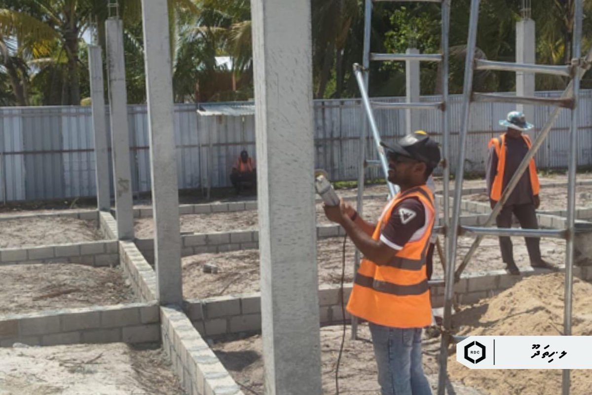 ޕަބްލިކް ސެކްޓަރ އިންވެސްޓްމަންޓް ޕްރޮގްރާމްގެ ދަށުން ލ. ހިތަދޫ ޕޮލިސް ޕޯސްޓުގެ މަސައްކަތްތަކުގެ ތެރެއިން ބޭސްމަންޓް ބެކް ފިލިންގ އަދި ކޮލަމް ހެކިންގގެ މަސައްކަތް ދަނީ ކުރަމުން.

#TeamRDC