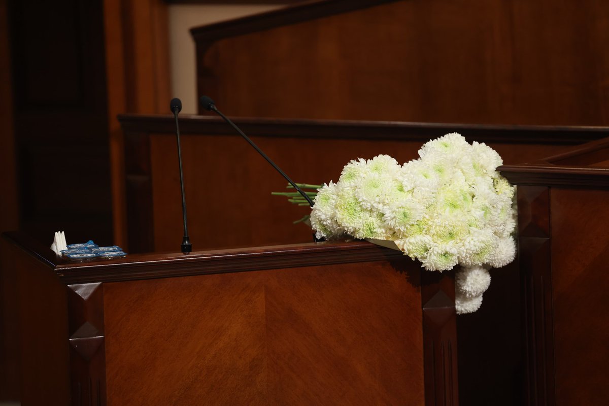 Kasım ayındaki ilk meclis toplantımızı, Ulu Önderimiz Gazi Mustafa Kemal Atatürk'ün vefatının yıl dönümü olan 10 Kasım’da gerçekleştiriyoruz.

Toplantımızı saygı duruşu ve İstiklal Marşı ile açtık; kürsüye ise Atatürk’ün en sevdiği çiçeklerden biri olan beyaz kasımpatıyı