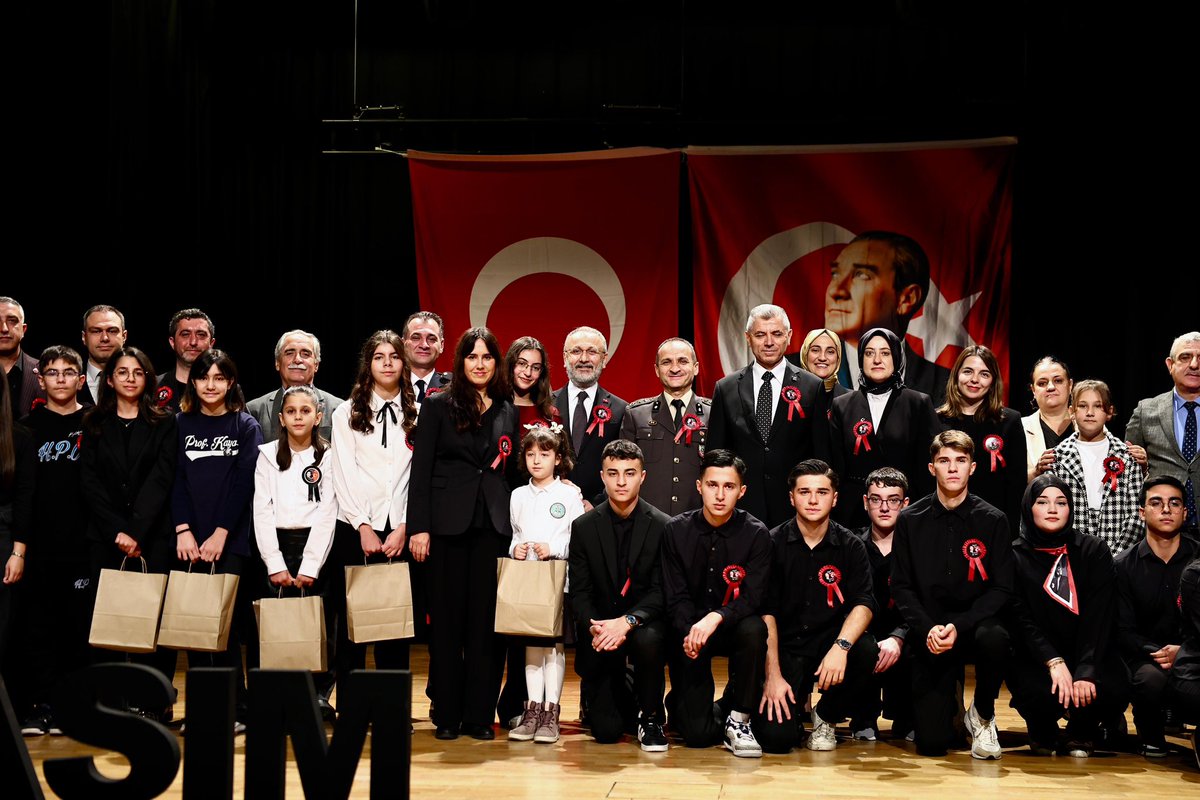 EKSM’de düzenlenen 10 Kasım Atatürk’ü Anma Programı’na ilçe protokolümüzle birlikte katıldık.

Cumhuriyetimizin kurucusu Gazi Mustafa Kemal Atatürk’ü, sevgi, saygı ve minnetle andığımız bu programda, korolarıyla sahne alan çocuklarımızın Ata'ya olan bağlılığını görmek bizlere