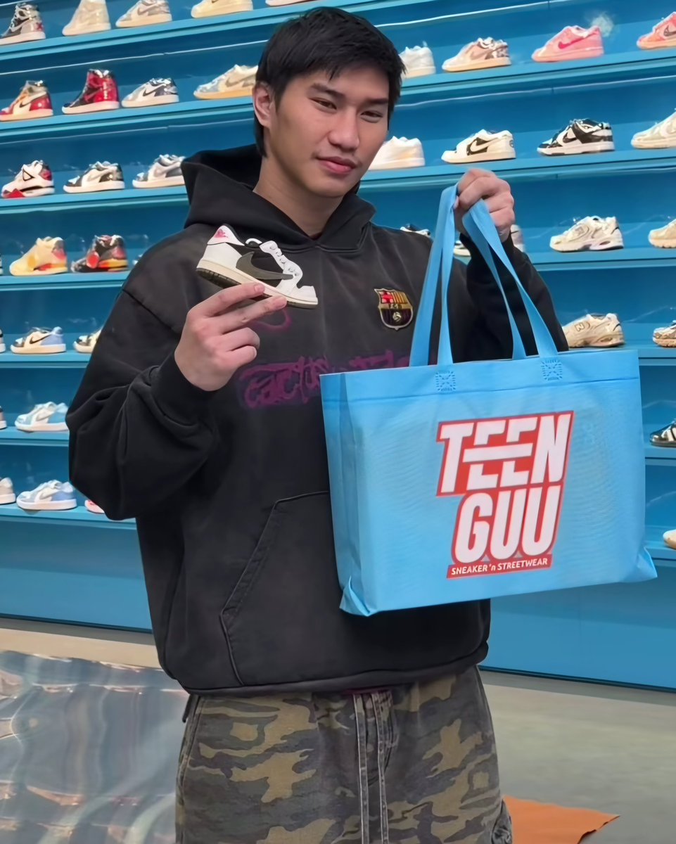 全国のタワンチャイウォッチャーのみなさん、こんばんは。本日タワンチャイはトラヴィス・スコットとバルサがコラボしたパーカー着てました。さすがです。