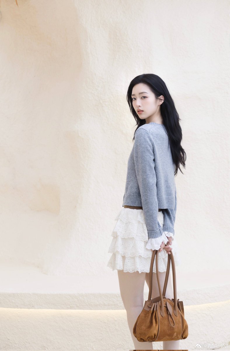 ᅠ #҉𝒅𝒆𝒏𝒒𝒆𝒏𝒙𝒊 携 #MARNI2025秋冬系列 棕色麂皮TULIPEA包袋演绎随拍。复古皮革糅合花瓣褶皱设计，呈现优雅廓形，赋新视觉层次。

#MARNIFW25VOL2
#MARNITULIPEA