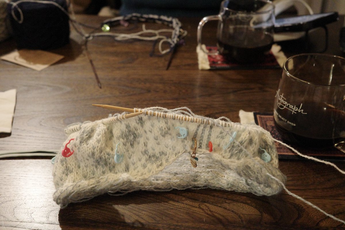 요즘 제일 좋아하는 공간에 방문
가을가을함이 가득 느껴지고 자리도 마침 제일 좋아하는 자리가 비어있어서 더더더 좋은 하루

길에 온통 가을빛이 가득했다
그리고 신메뉴 바나나 우유푸딩이 너무 끝내줌 가득한 바나나향이 최고되고 ㅠㅠ 
지금 또 생각남 저거 먹으러 간다
그리고 함뜨카뜨🩵