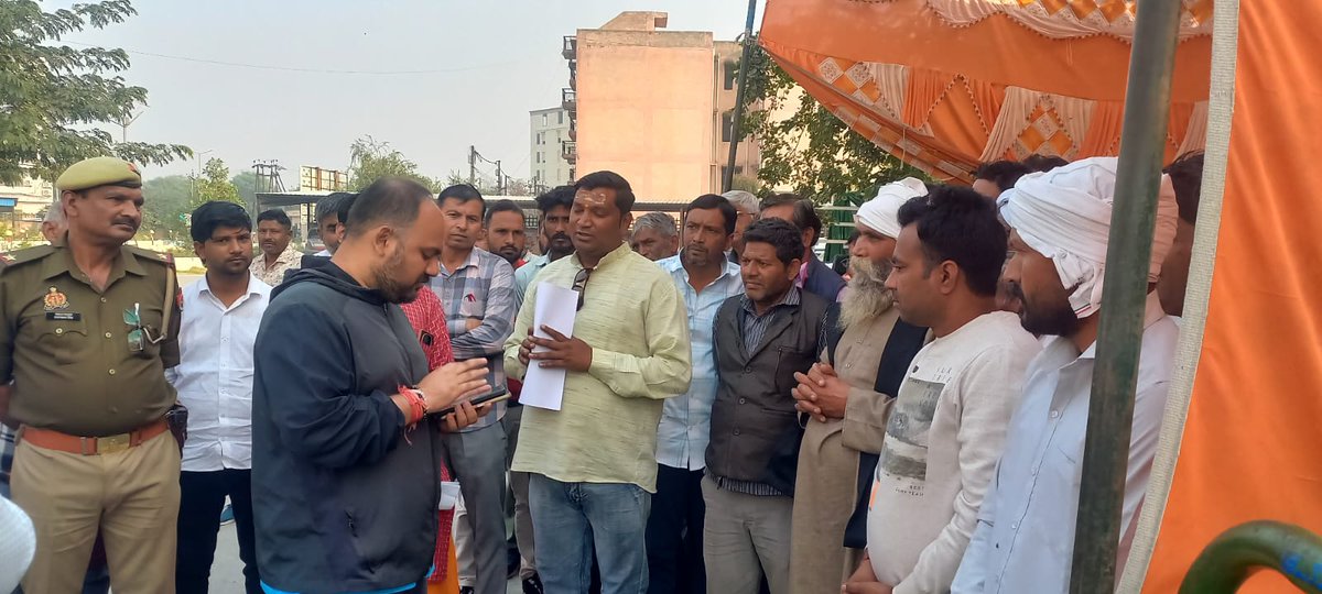 जिलाधिकारी कार्यालय परिसर में धरने पर बैठे किसान भाइयों से संवाद स्थापित कर उनकी समस्याओं को गंभीरता से सुना गया। प्रशासन ने किसानों को उनके भुगतान शीघ्र किए जाने का आश्वासन दिया।
<a href="/CMOfficeUP/">CM Office, GoUP</a> <a href="/myogiadityanath/">Yogi Adityanath</a> <a href="/ChiefSecyUP/">S.P. Goyal, Chief Secretary, GoUP</a> <a href="/CommissionerMe3/">Commissioner Meerut</a>