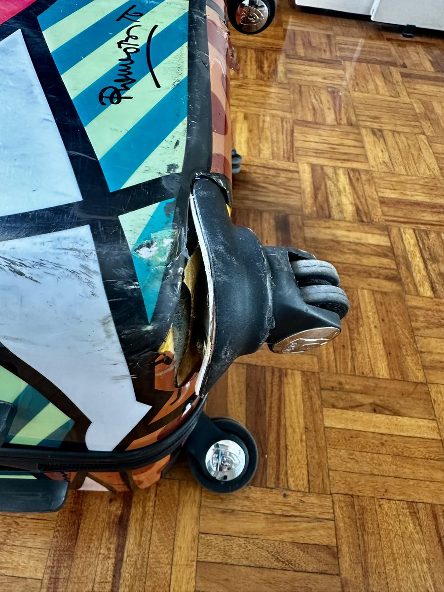 chaps_saynes's tweet photo. Que mal que @Aeromexico trate así las maletas. 
Ahora tiene una llanta rota 😭

Será que me pueden ayudar??? https://t.co/uH1QLZ8wRj