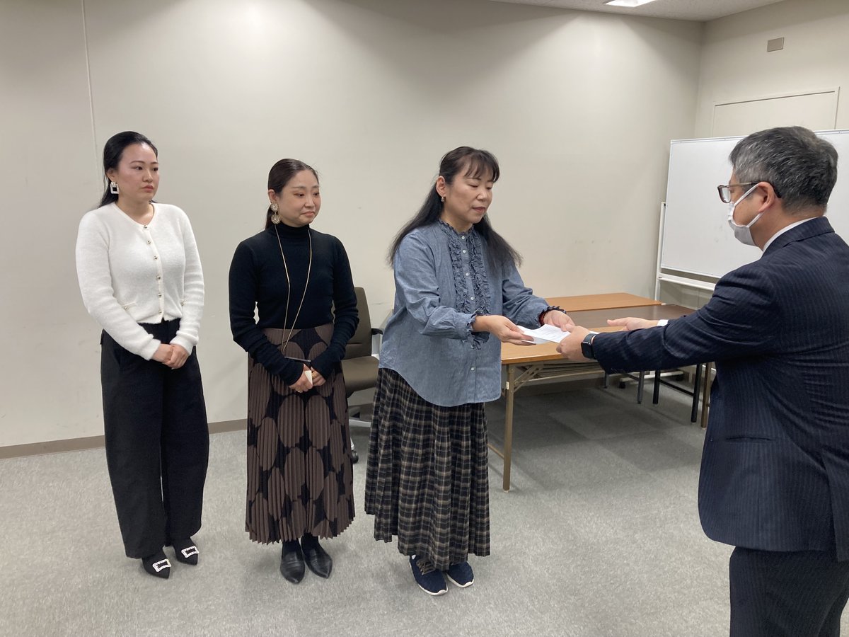 SaveSACHICO's tweet image. 本日、大阪府の危機管理室・治安対策課に、性暴力被害者支援の拡充を求める要望書を提出しました。

要望書では、
・支援員の正規雇用化と処遇改善
・公的医療機関との連携強化と専門人材の育成
・義務教育から成人年齢到達時までの継続的な支援機関の周知
#SaveSACHICO #ウィズユーおおさか
↓