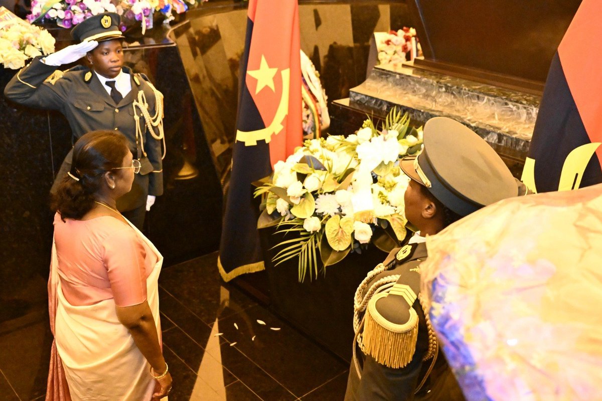 airnewsalerts's tweet image. President #DroupadiMurmu visits and pays a floral tribute at the memorial of António Agostinho Neto in Luanda, Angola.

The Monument, also known as the Rocket, is dedicated to Angola’s first President and is a symbolic landmark of Angolan independence from colonial rule in 1975.…