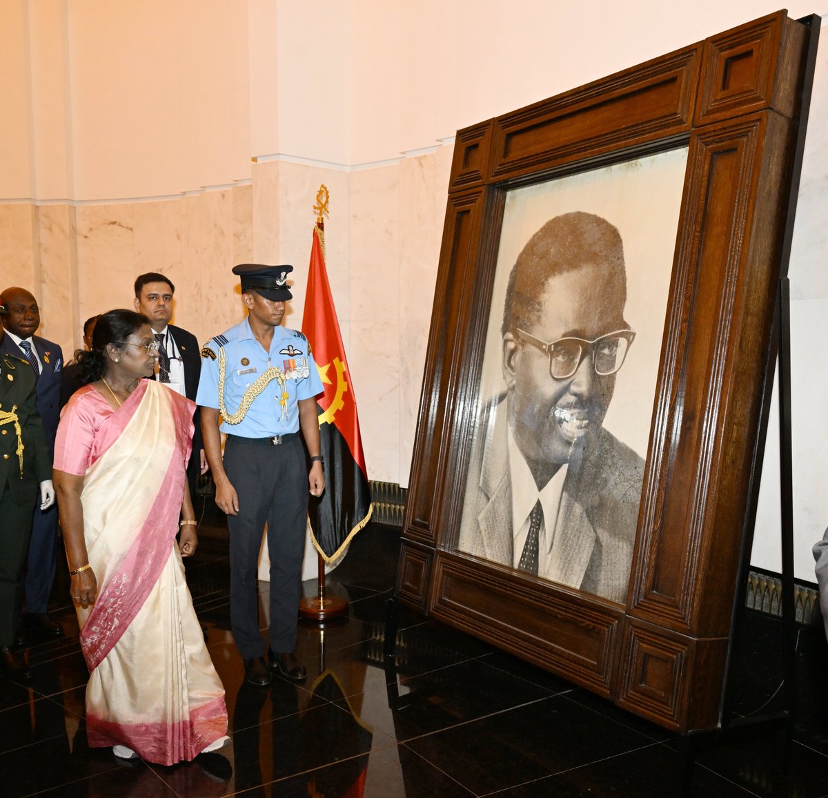 airnewsalerts's tweet image. President #DroupadiMurmu visits and pays a floral tribute at the memorial of António Agostinho Neto in Luanda, Angola.

The Monument, also known as the Rocket, is dedicated to Angola’s first President and is a symbolic landmark of Angolan independence from colonial rule in 1975.…