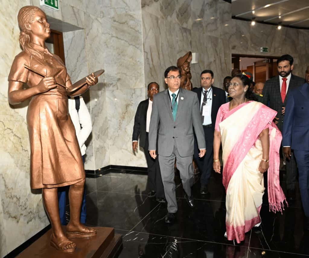 airnewsalerts's tweet image. President #DroupadiMurmu visits and pays a floral tribute at the memorial of António Agostinho Neto in Luanda, Angola.

The Monument, also known as the Rocket, is dedicated to Angola’s first President and is a symbolic landmark of Angolan independence from colonial rule in 1975.…