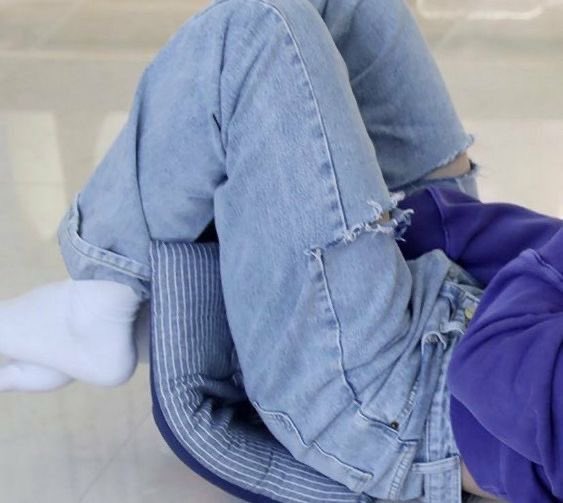 tatashaped's tweet photo. these jeans https://t.co/WbfkJamYUj