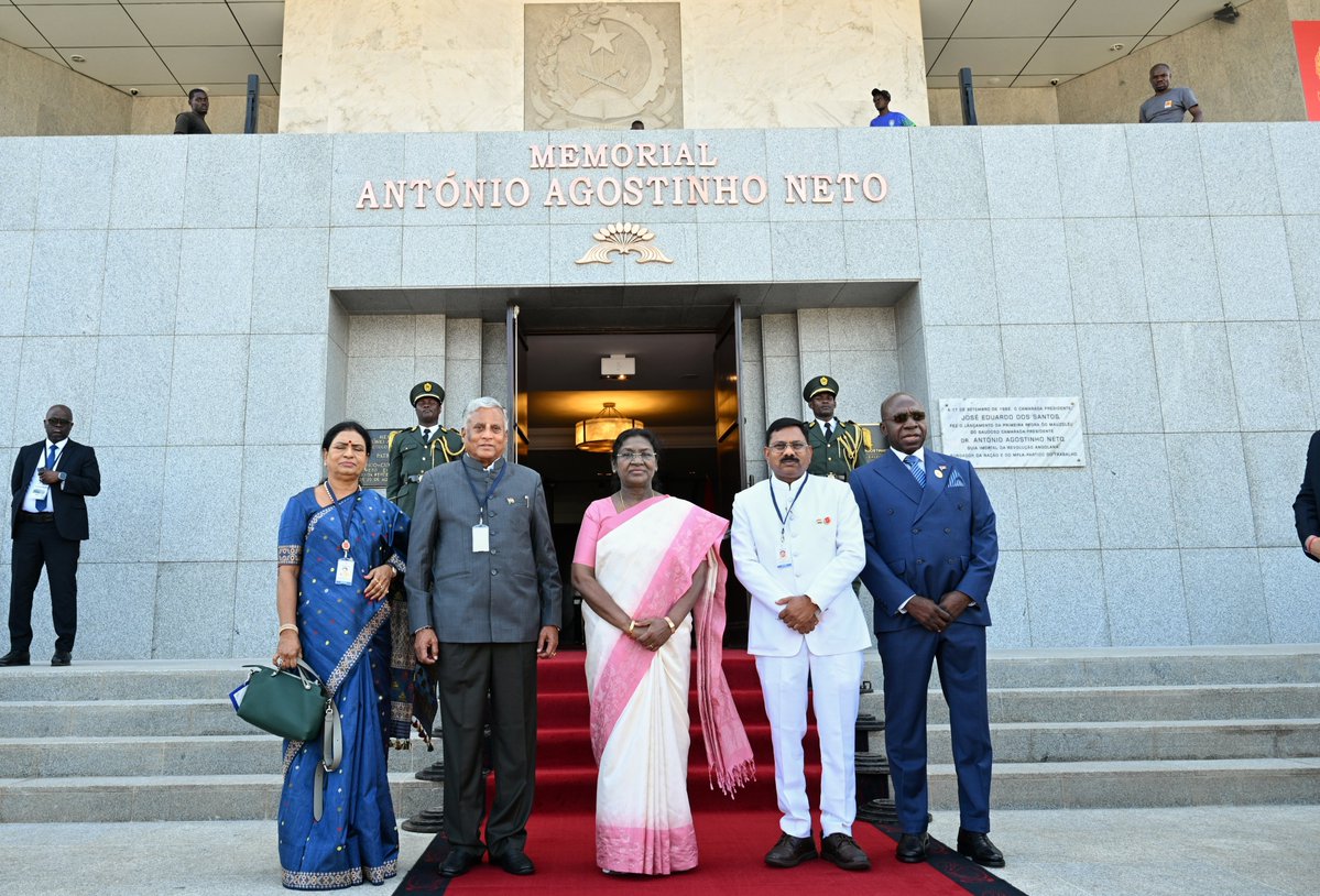 airnewsalerts's tweet image. President #DroupadiMurmu visits and pays a floral tribute at the memorial of António Agostinho Neto in Luanda, Angola.

The Monument, also known as the Rocket, is dedicated to Angola’s first President and is a symbolic landmark of Angolan independence from colonial rule in 1975.…