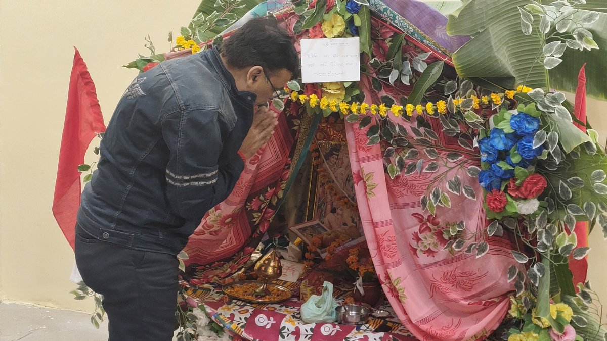 ग्राम - बुद्धिखेड़ा, मुल्लाह नगर रोड उन्नाव में प्रधान श्री राजू अवस्थी जी के द्वारा आयोजित अखंड रामायण पाठ में उपस्थित होकर प्रभु श्रीराम के चरणों में पूजा-अर्चना की।
ग्रामवासियों और श्रद्धालुओं के कल्याण, सुख-समृद्धि एवं मंगल के लिए ईश्वर से प्रार्थना की।
कार्यक्रम में सभी