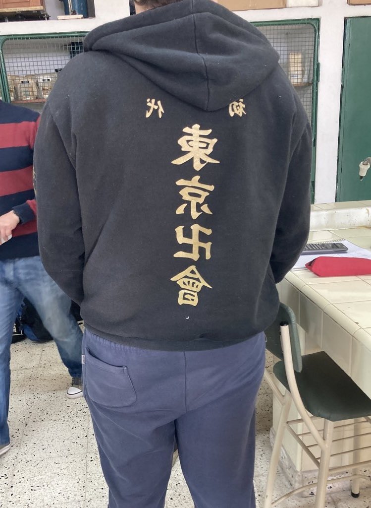 Atominn_'s tweet image. un tipo cayo con un simple buzo budista, nada fuera de lo comun