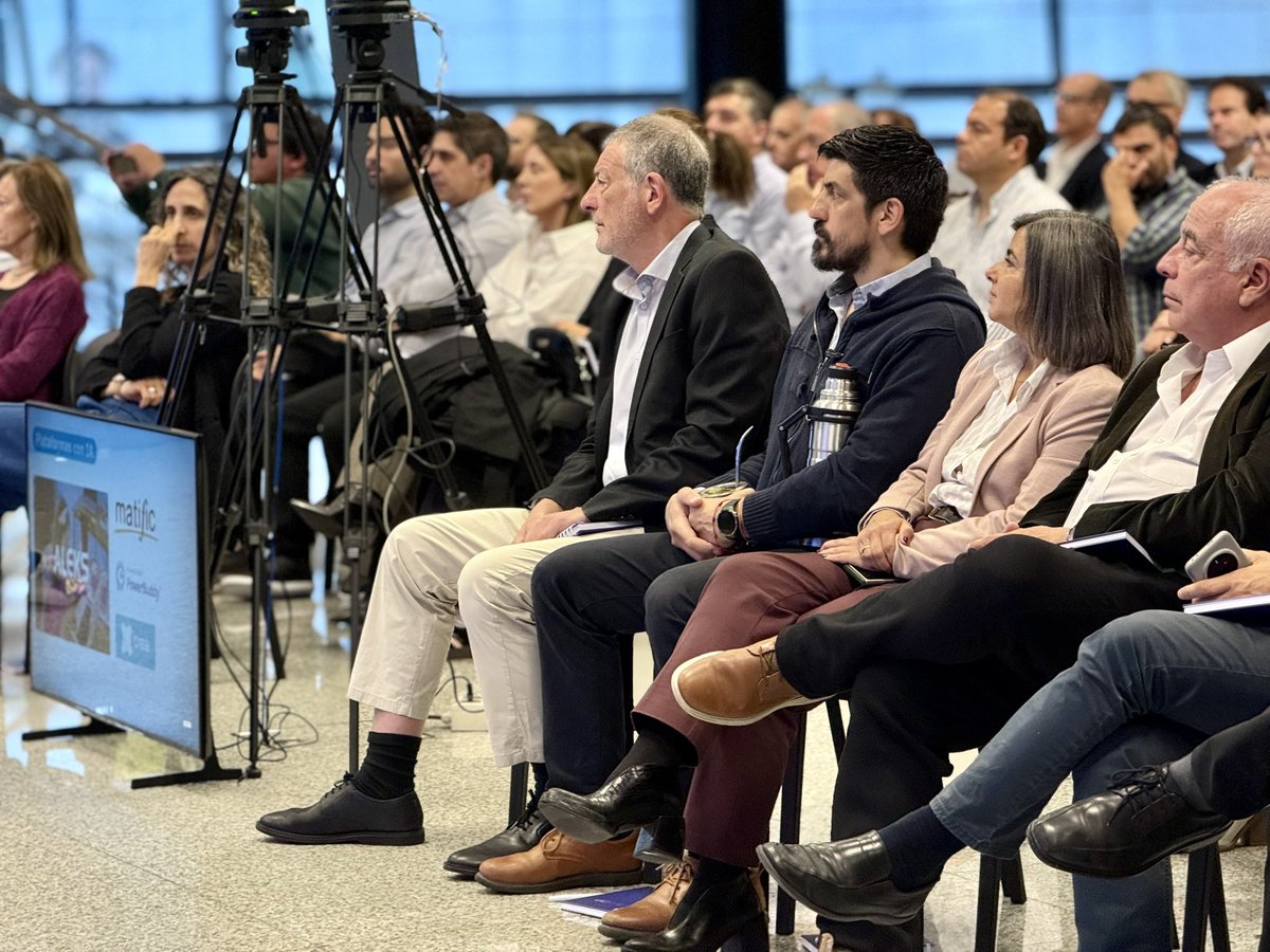 Comenzamos la semana en Inspira Tech: Construyendo futuro con IA, junto a Fiorella Haim, Josefina Casanova y Lyl Ciganda reflexionando sobre los desafíos y oportunidades que la inteligencia artificial presenta para el desarrollo del país