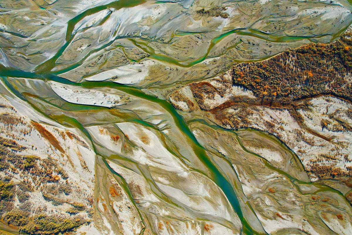DrShPk's tweet image. A #Riverbed Unfurls Like The Earth's Veins As #Water Winds Through #Sandbars In #Aksu Prefecture, NW 🇨🇳#CHINA's #Xinjiang Uygur Autonomous Region.
Banks Are Brushed With Early-Winter Hues, Snowcapped Peaks Frame The Horizon, And Despite The Chill, The Land Still Pulses With Life.