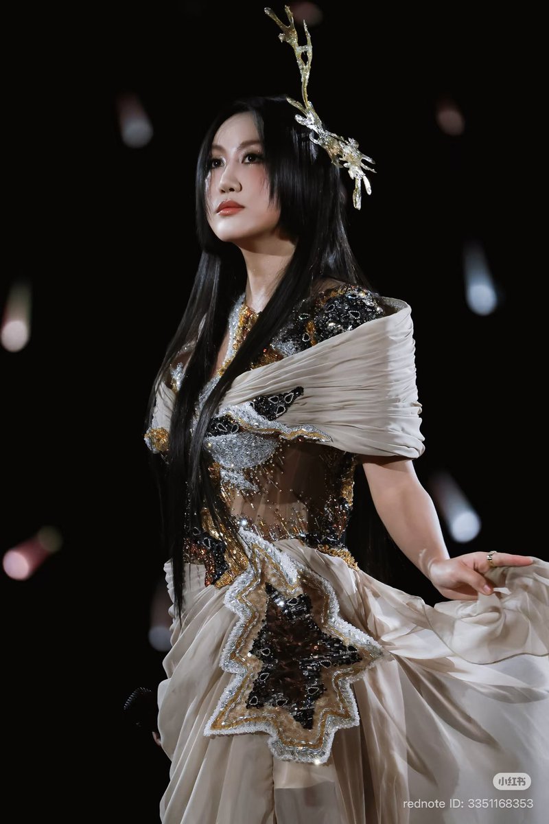 centlookbook's tweet photo. #chenli in ALmée Couture 2026 spring/summer 'Spirit of the Forgotten' collection - look 5: Fragments of Memory, at her 10th anniversary concert tour https://t.co/tyGhwcXH8G