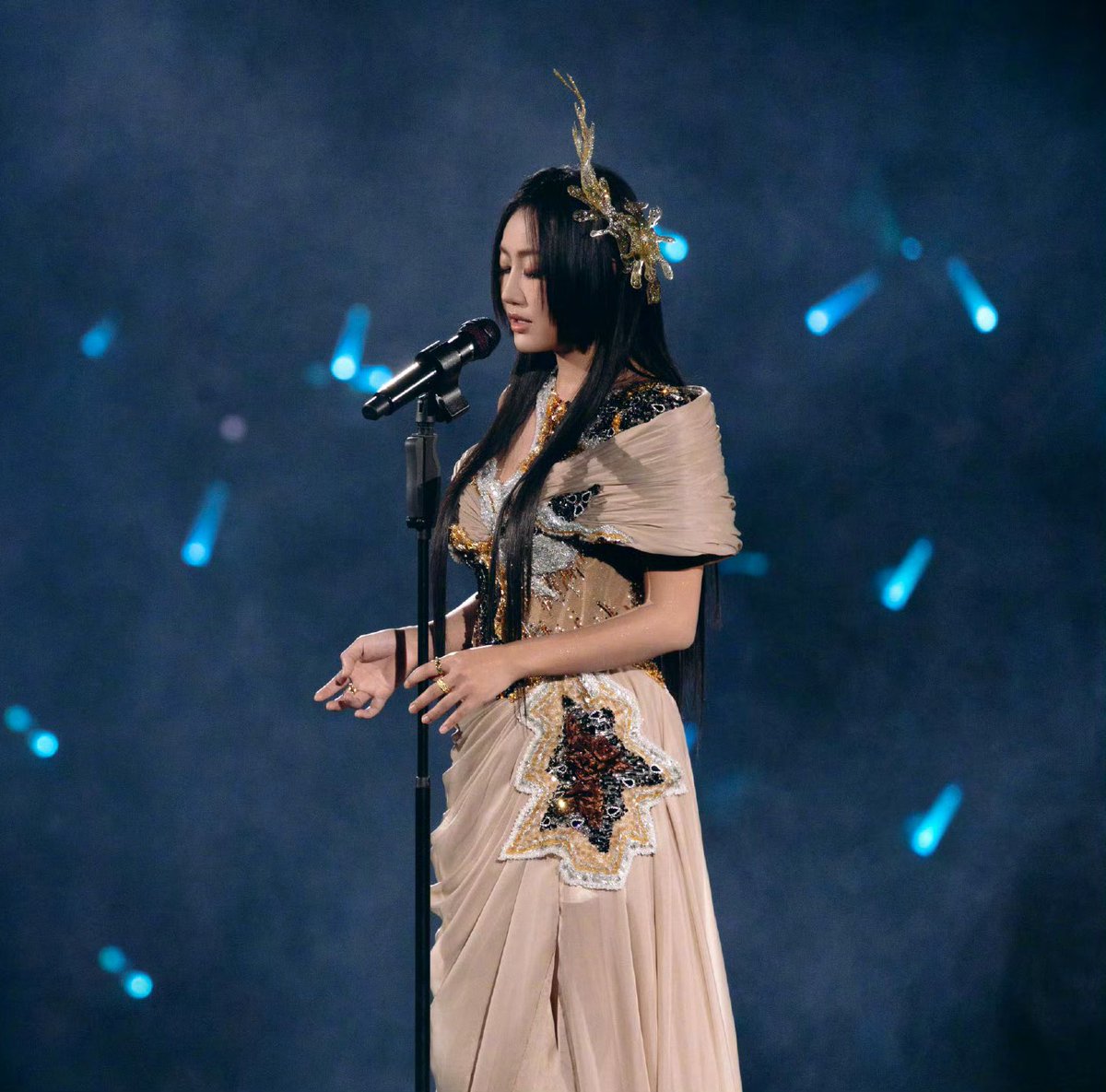 centlookbook's tweet photo. #chenli in ALmée Couture 2026 spring/summer 'Spirit of the Forgotten' collection - look 5: Fragments of Memory, at her 10th anniversary concert tour https://t.co/tyGhwcXH8G