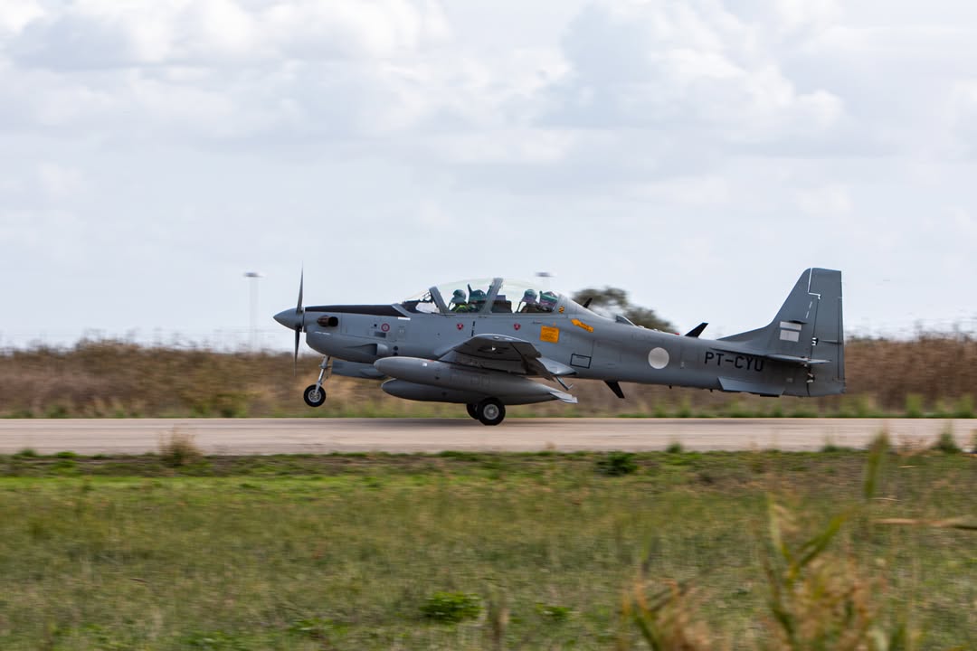 Após travessia do Atlântico chegaram a Alverca, Portugal, às instalações da OGMA, ao início da tarde de 08Nov2025, duas unidades do A-29 "Super Tucano", PT-CUS (c/n 31400294) e PT-CYU (c/n 31400297), destinadas à Força Aérea Portuguesa (FAP). Mais info espada-e-escudo.blogspot.com/2025/11/chegad…