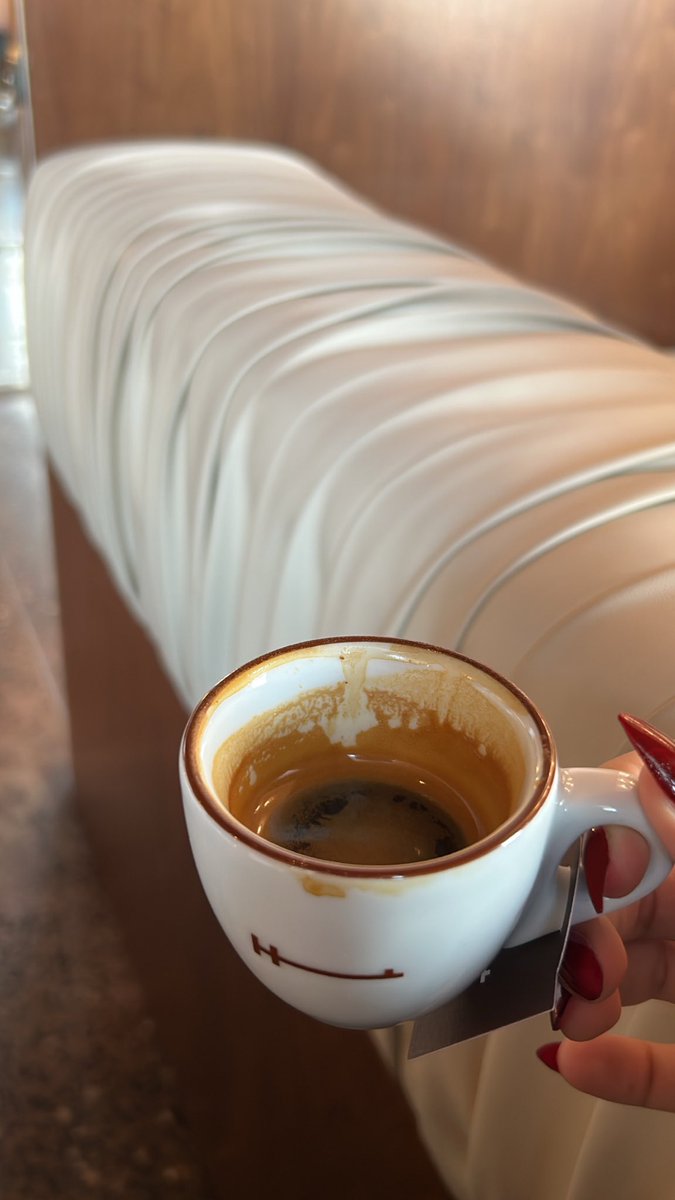 قهوني من خاثر حكاك يالذرب اللّعوب
والله إن راسي على طعم نجواك يّخرم