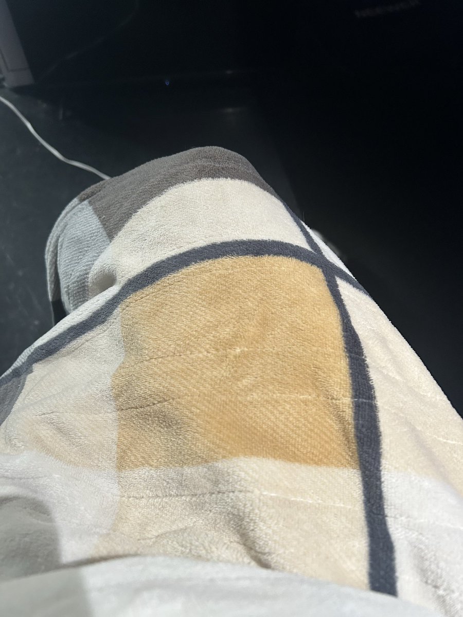 Stole <a href="/JoshJohnsWx/">Josh Johns</a> blanket this cold morning 🥶 Are y’all staying warm??