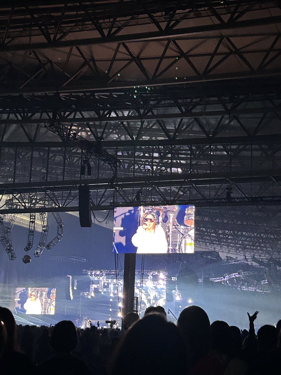 emi_928's tweet photo. 数年ぶりにフェス参戦
トイレ渋滞で黒夢の音漏れを聴きながら
『これぞフェス！懐かしい…』
ってなってました

LUNA  SEA  LUNATIC FEST.2025 https://t.co/CLtY8xRLWo