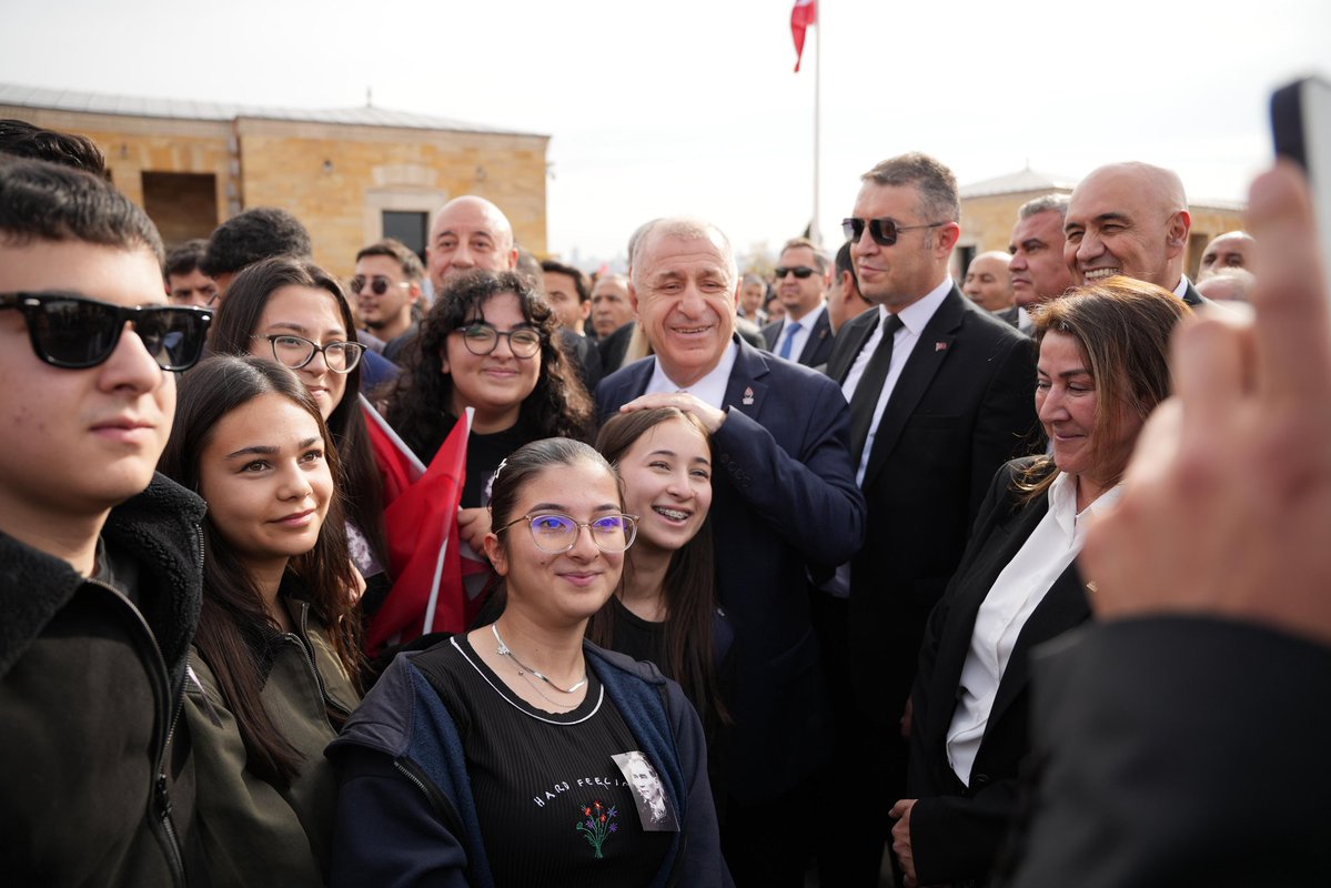 Her geçen gün artan bir özlemle Ata'sına koşan Türk Milleti ile birlikte Anıtkabir'de Gazi Mustafa Kemal Atatürk'ün manevi huzurundaydık.

Aziz ruhun şad olsun, rahat uyu Gazi Paşa...
Emanetin emin ellerde...