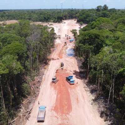 🪵 Ausente da COP30, Donald Trump critica a construção de obra em Belém (PA) que CORTOU áreas de floresta e comunidades locais:

🗣️ “Eles devastaram completamente a Floresta Amazônica no Brasil para construir uma rodovia de quatro faixas para ambientalistas circularem. Virou um
