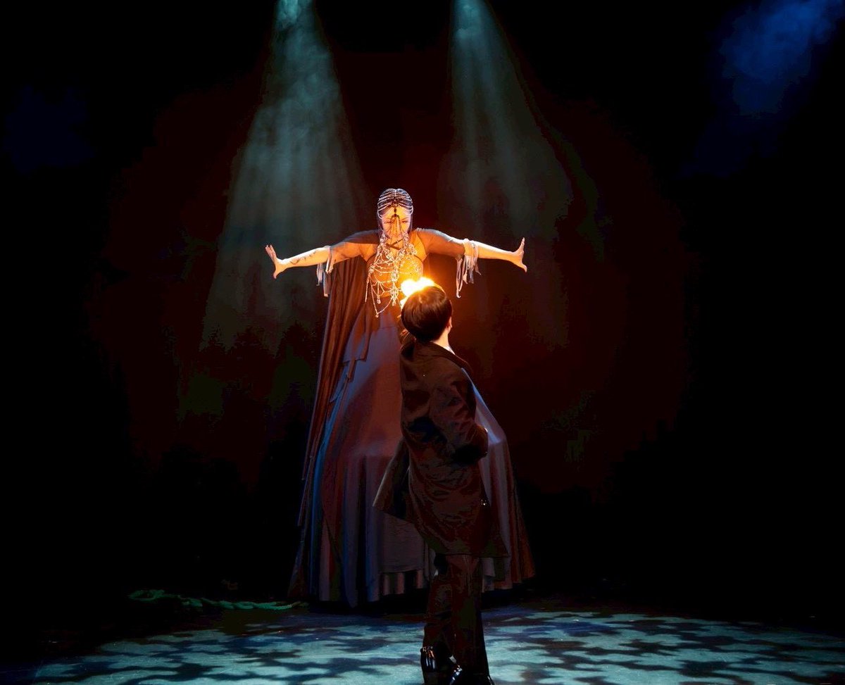 幻想奇術空間シンビーボックス第2回公演
〜浅草奇譚〜 夜ごといざなう偽りの月よ🌕 ありがとうございました✨
毎回沢山のお客様にご来場いただけてとても嬉しかったです🌹
今回は江戸川乱歩モダン東京を軸に華やかに妖しく麗しいステージとなりました🕊️

photo by タマイシンゴ