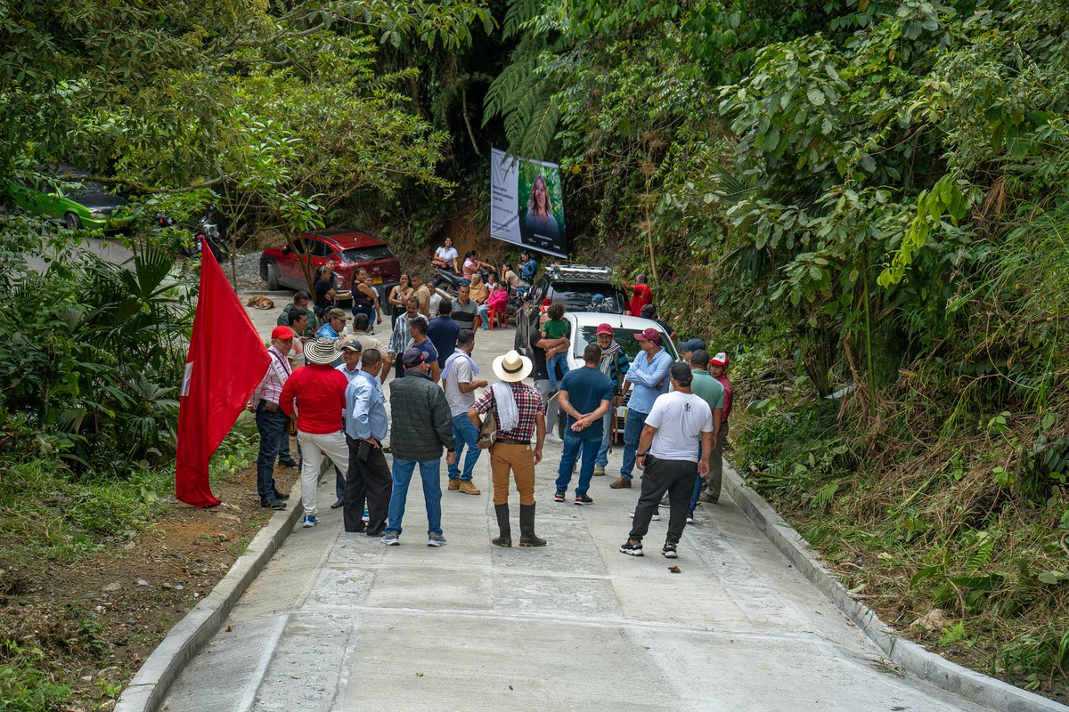 La comunidad de la vereda La Planada de Venadillo celebra la finalización del primer tramo de placa huella. Este logro se concretó mediante un convenio solidario entre la Junta de Acción Comunal e INVIAS, en el marco del programa "Caminos Comunitarios para la Paz Total".