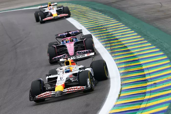 VozAFondo's tweet photo. 2/3

🏁 Ganadores: Norris brillando, Verstappen indomable, Antonelli madurando a pasos agigantados, Bearman sólido en la zona media y Gasly rescatando puntos valiosos.

❌ Perdedores: Piastri pagando caro cada error y Ferrari perdiendo terreno en Constructores.

 ¿Coincidís con esta lista o agregarías a alguien?

#Formula1 #F1Latam #Motorsport #NoticiasF1 #Racing