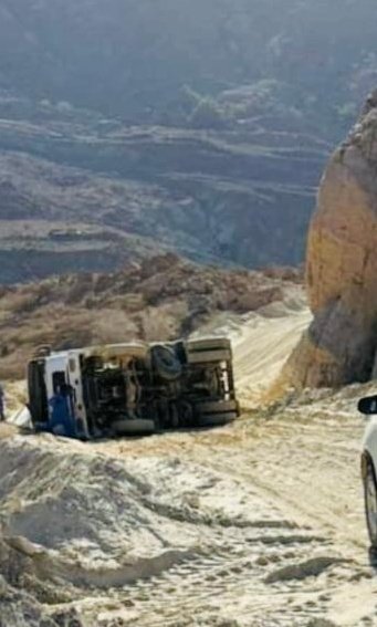 #جبل_مقطع_دماء_والطائيين، تدهور شاحنة أغلقت الحركة بشكل كامل! 
تقريباً المرة الثالثة في نفس المكان 
متى تستجيب الجهات المعنية لطلبات الأهالي بتغيير المسار في الأجزاء الوعرة وتوسعة الطريق !
<a href="/northshrmrmwr/">‏بلدية شمال الشرقية - سلطنة عُمان</a> <a href="/SN_Governor/">محافظة شمال الشرقية - سلطنة عُمان</a> <a href="/mtcitoman/">وزارة النقل والاتصالات وتقنية المعلومات</a> <a href="/2040_om/">رؤية عُمان 2040</a> <a href="/bin_tariqo/">بن طارق 📸</a> <a href="/EduGovNsq/">تعليمية شمال الشرقية - سلطنة عُمان</a>