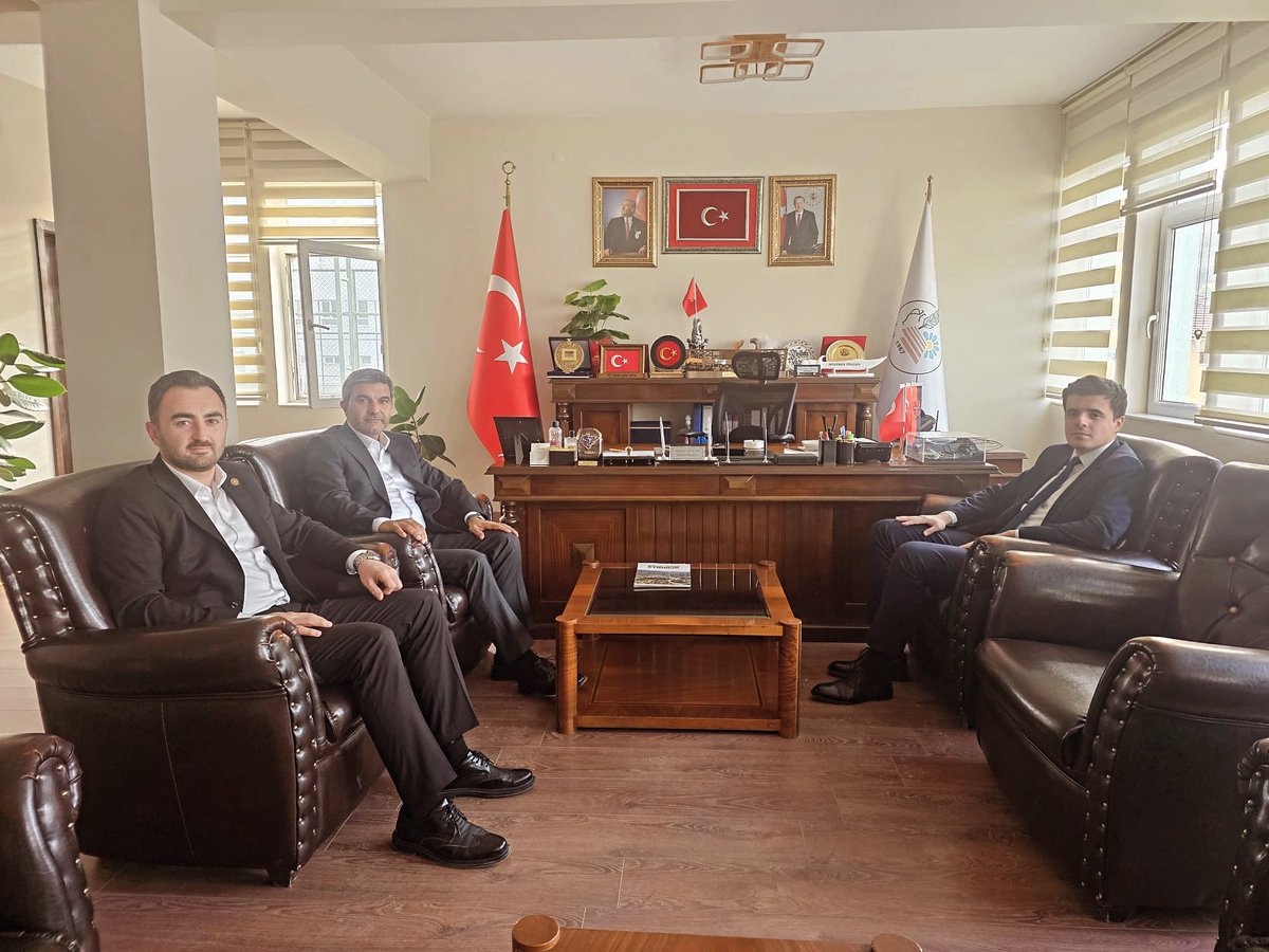 Kaymakamımız Sayın Latif KORALP Belediye Başkanı Sayın Mustafa TEKÇAM'a iade-i  ziyarete bulundu.

Kaymakamımız Sayın Latif KORALP misafirperverliği ve nazik ev sahipliği için Belediye Başkanı Sayın Mustafa TEKÇAM’a teşekkür etti.