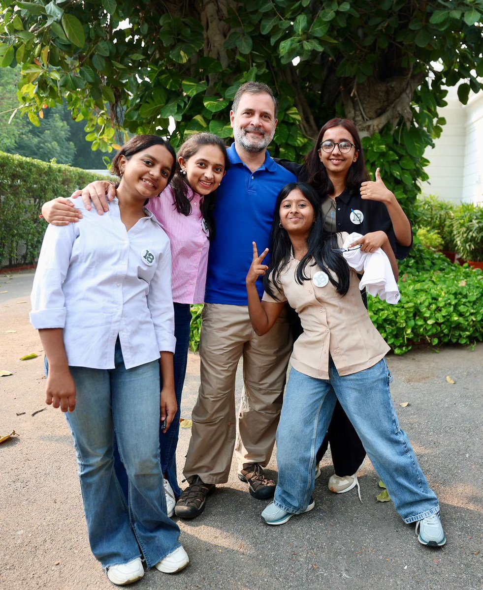 SupriyaShrinate's tweet photo. Rahul Gandhi : Gen Z's Favourite Leader! ❤️🫰 https://t.co/adDHCfWN1p