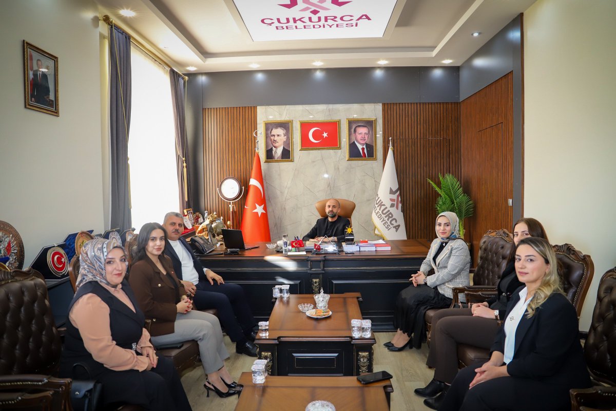 AK Parti Hakkari İl Kadın Kolları Başkanımız Sayın Güneş Hayva, Çukurca İlçe Başkanımız Sayın Hüseyin Yılmaz, Çukurca İlçe Kadın Kolları Başkanımız Sayın Esra Seven ve teşkilat üyelerimizin ziyaretlerinden büyük memnuniyet duydum. 

Nazik ziyaretleri için teşekkür ediyorum.