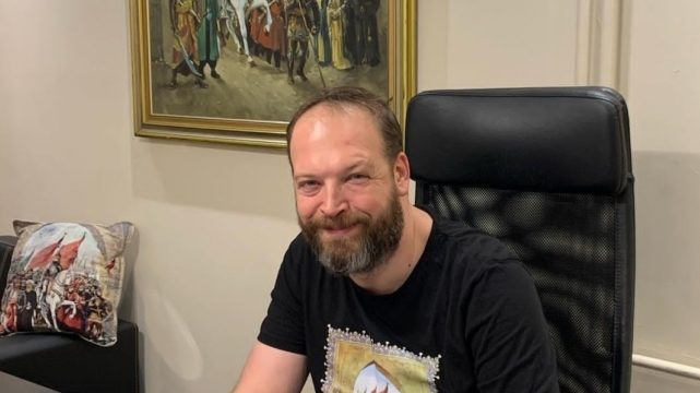 daktilock's tweet image. Furkan Bölükbaşı: 

“Fatih Tezcan bir gün bana, ‘Çalışan arıyorum, tanıdık var mı’ diye sordu.  

‘Bizim çocuklardan işsiz olan birini yönlendireyim’ dedim, ‘Ben erkeklerle çalışamıyorum, kadın lazım’ dedi.

Sonra, ‘Nisa çalışıyor mu?’ diye sordu.”