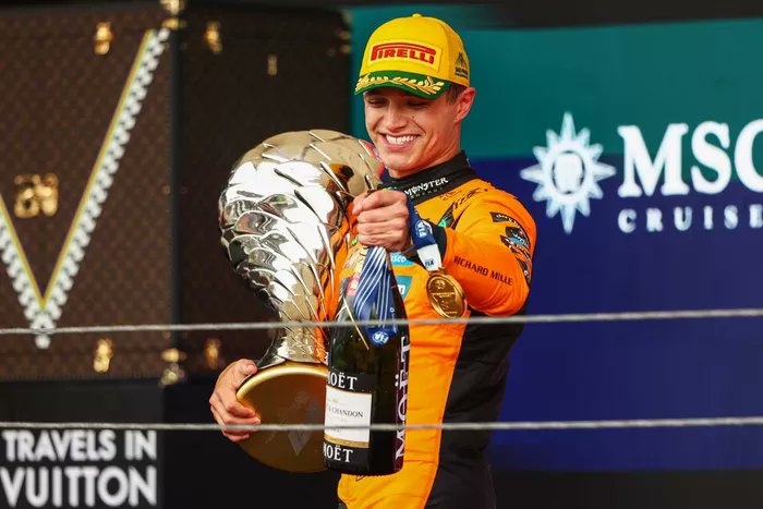VozAFondo's tweet photo. 1/3

🇧🇷🔥 Interlagos fue una locura.

Norris firma un fin de semana perfecto y mete presión real en la pelea por el título. Verstappen vuelve a remontar desde el fondo como si fuera lo más normal del mundo. 

Ferrari, en cambio, se hunde entre daños, sanciones y falta de ritmo.

 ¿Quién sale más fortalecido de Brasil?

#F1 #GPBrasil #Norris #Verstappen #Interlagos