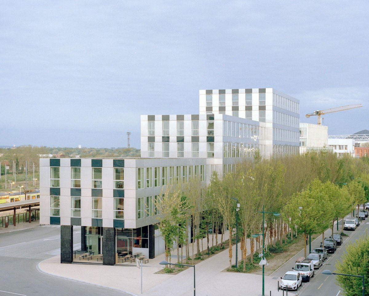 Archello's tweet image. LOT 0 Lens by XDGA forms a sculptural composition of three staggered volumes responding precisely to their urban context. 
buff.ly/kTXiyaT 

#XDGA #AluminiumCladding #TimberStructure